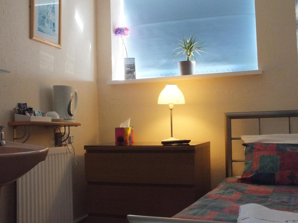 סוואנסי Leonardos Guest House חדר תמונה